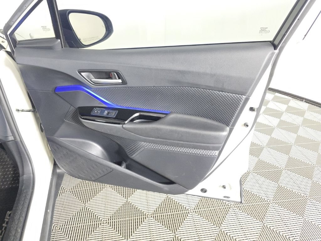 Used 2020 Toyota C-HR XLE FWD image 31