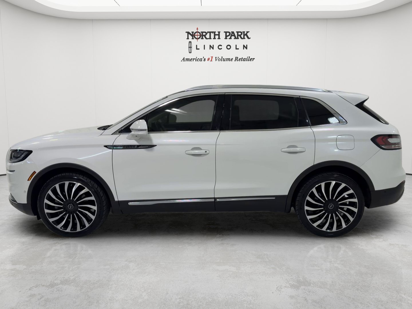 Used 2022 Lincoln Nautilus Black Label w/ Cargo Utility Package AWD/4WD image 2