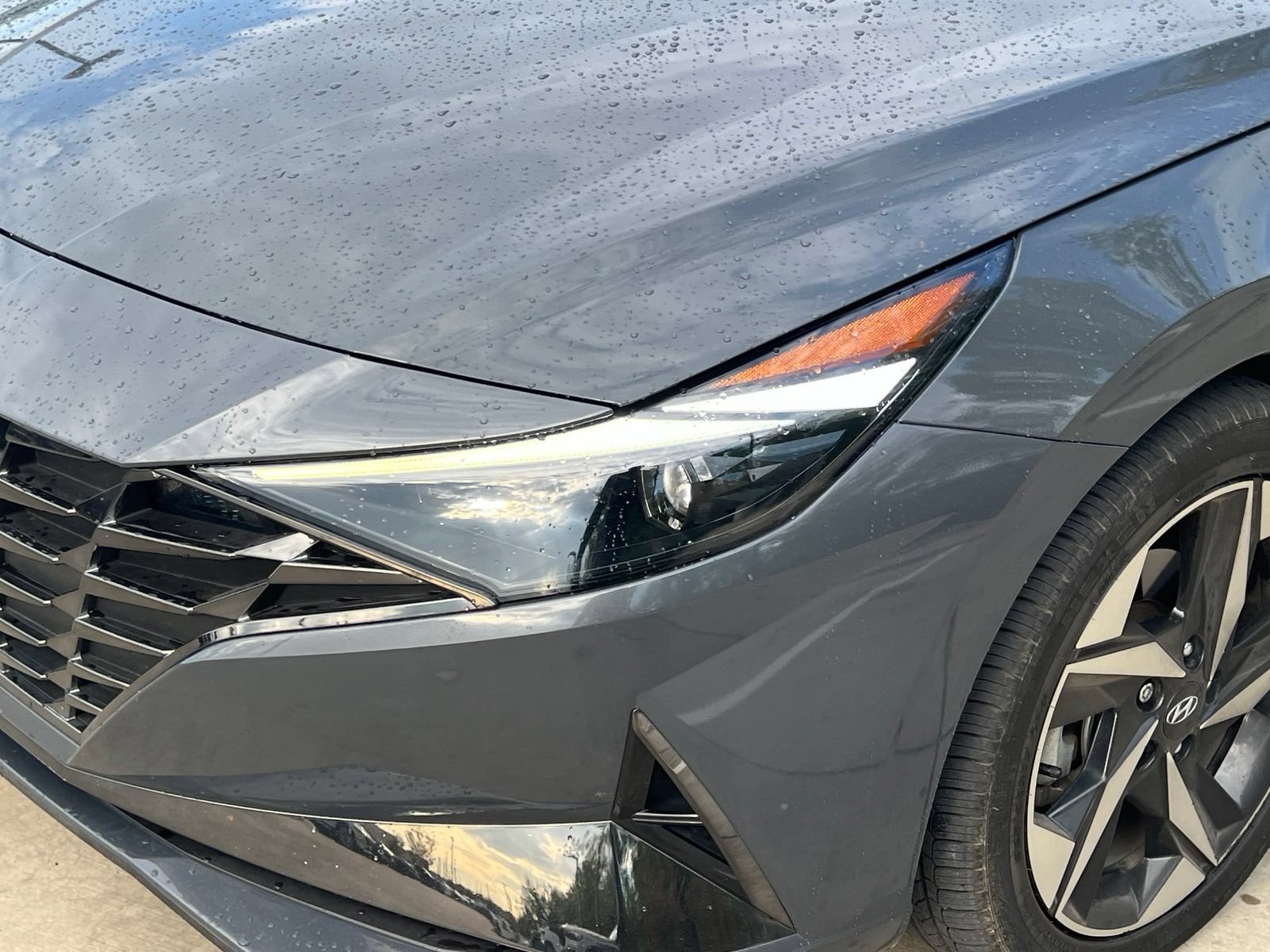 Used 2023 Hyundai Elantra Limited w/ Preferred Accessory Package FWD image 4
