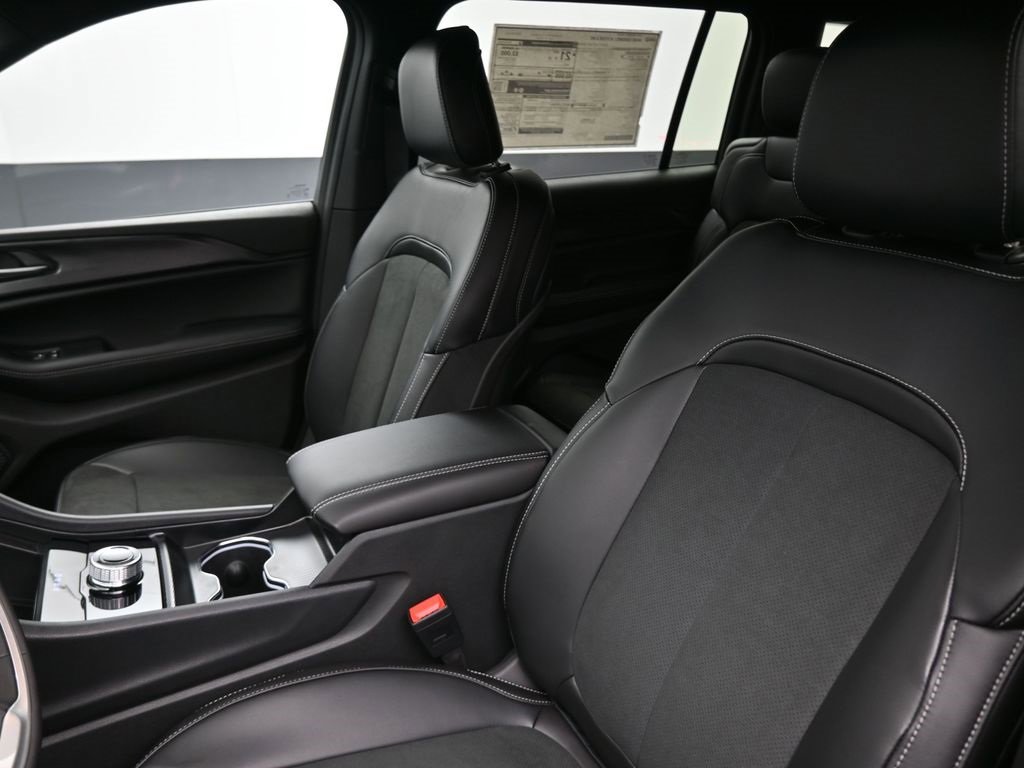 New 2025 Jeep Grand Cherokee L Altitude image 19