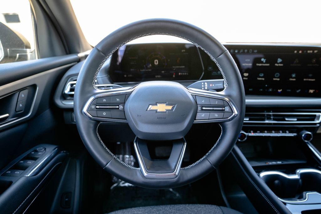 Used 2025 Chevrolet Traverse LT image 12
