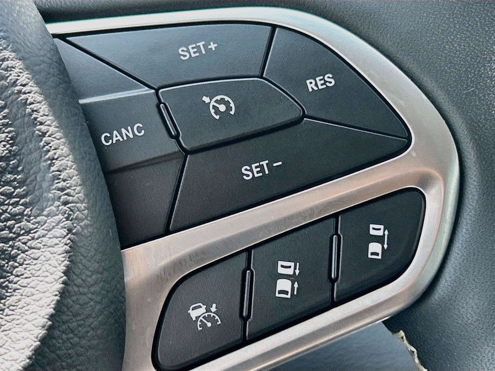 Used 2024 Chrysler Pacifica Touring-L FWD image 38