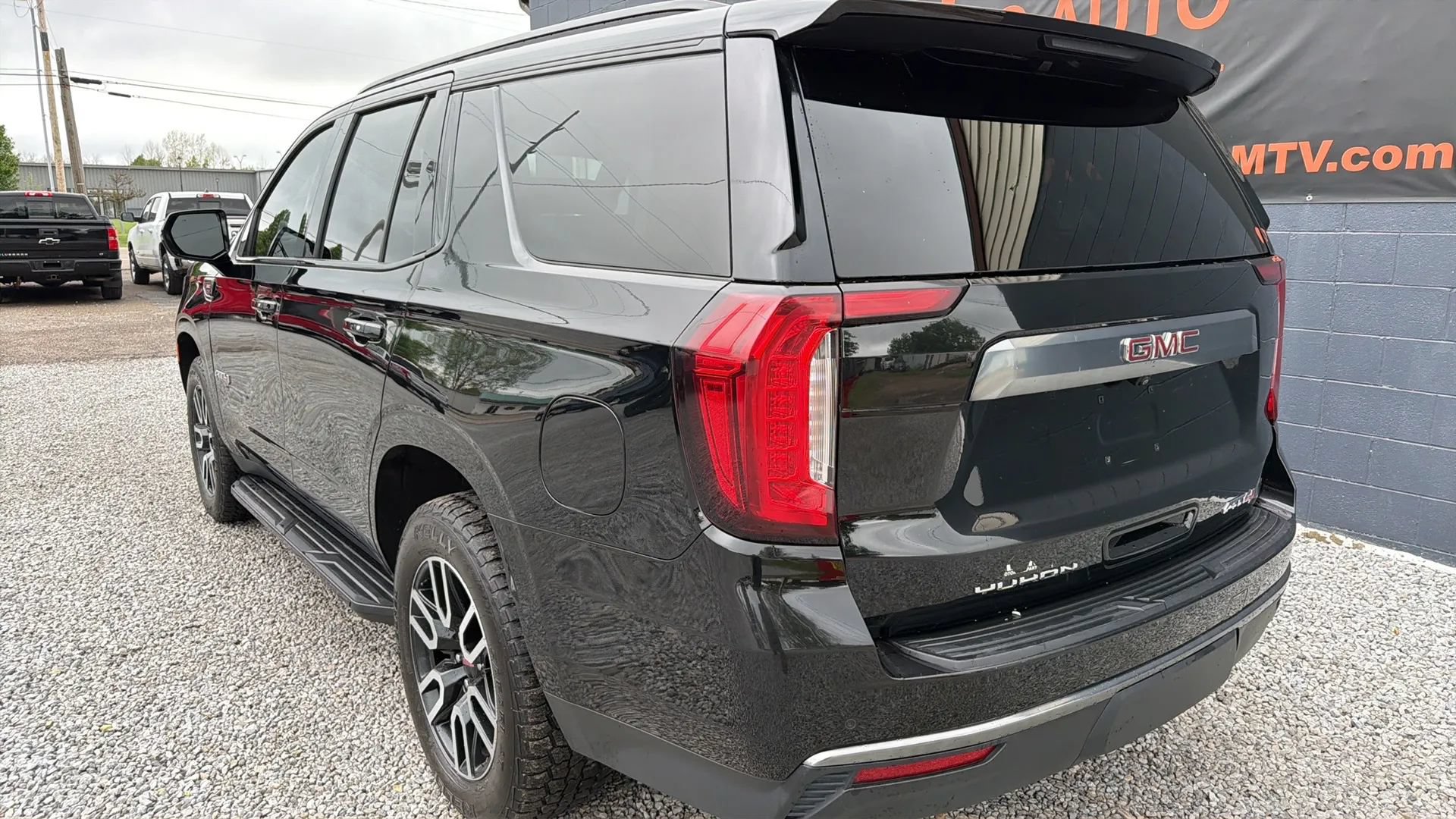 Used 2022 GMC Yukon AT4 AWD/4WD image 3