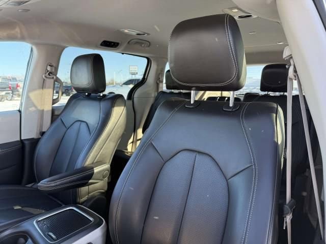 Used 2023 Chrysler Pacifica Touring-L FWD image 12