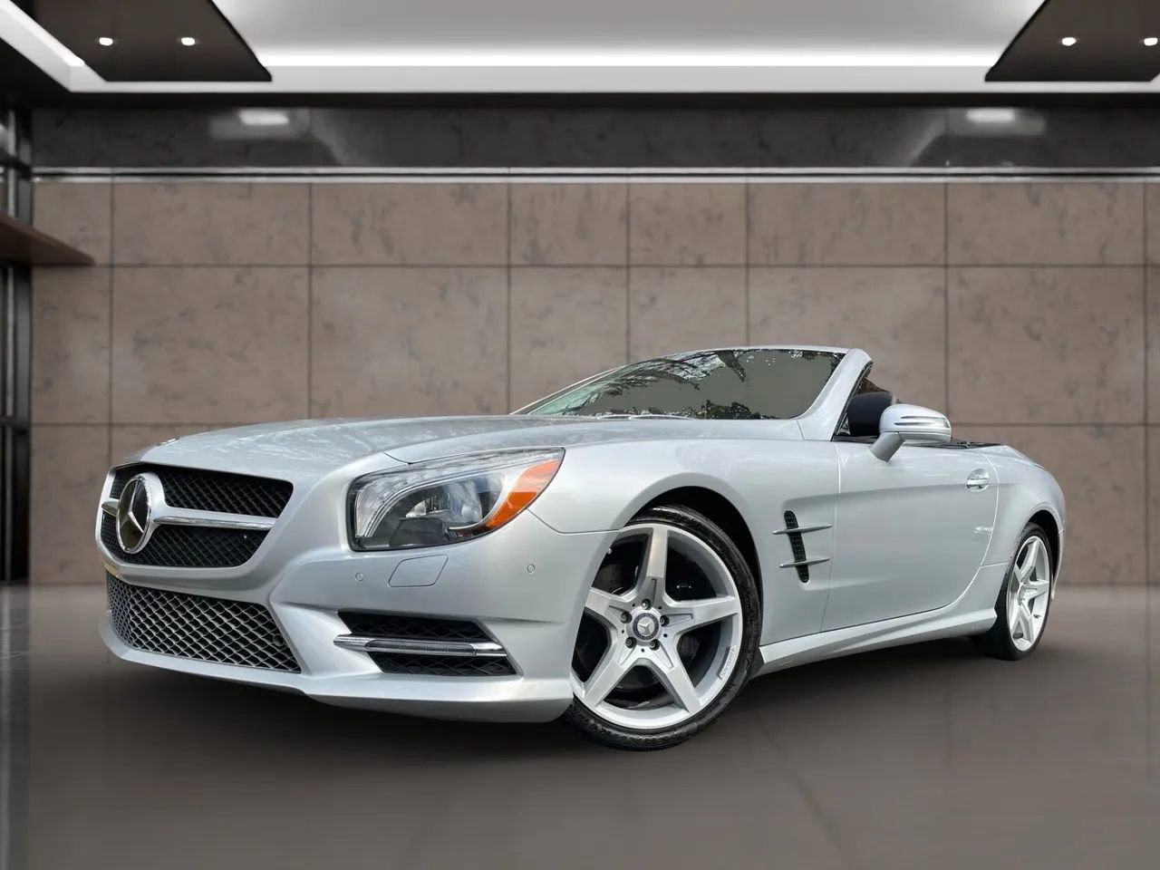 Used 2016 Mercedes-Benz SL 550 w/ Driver Assistance Package image 10