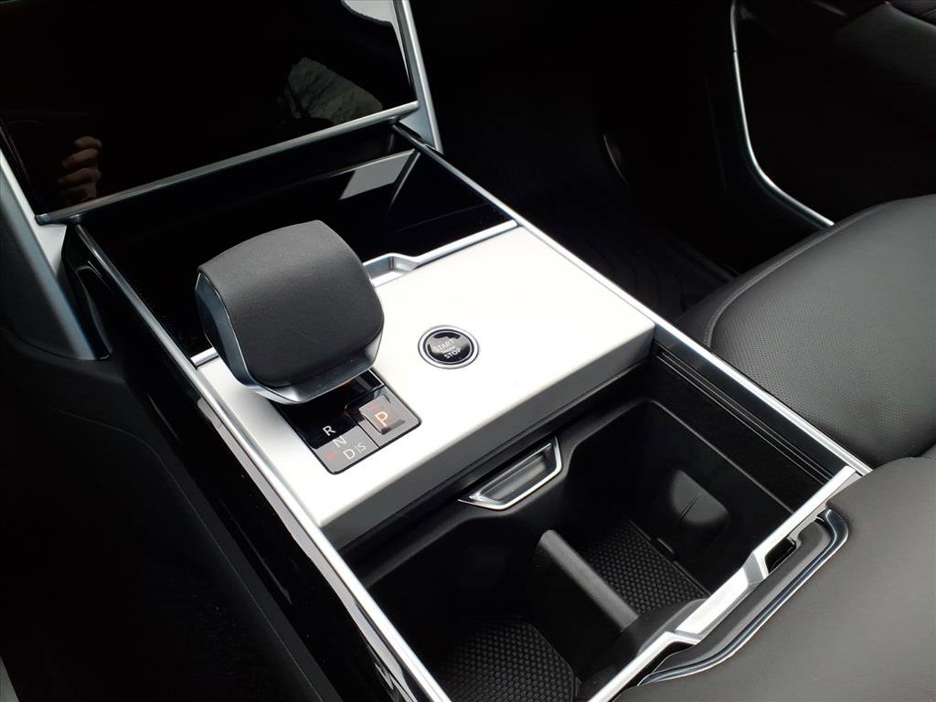 New 2026 Land Rover Range Rover SE image 13