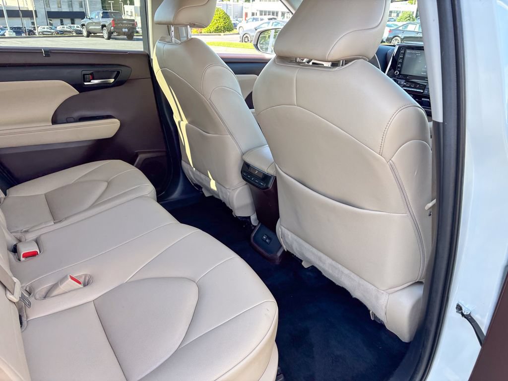 Used 2022 Toyota Highlander XLE AWD/4WD image 43