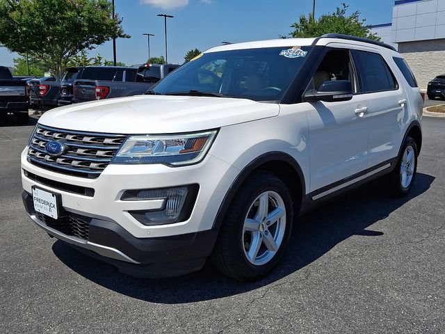 Used 2017 Ford Explorer XLT w/ Equipment Group 202A AWD/4WD image 3