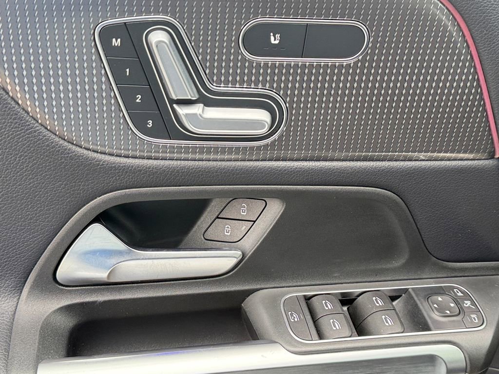 Used 2021 Mercedes-Benz GLB 250 4MATIC image 17