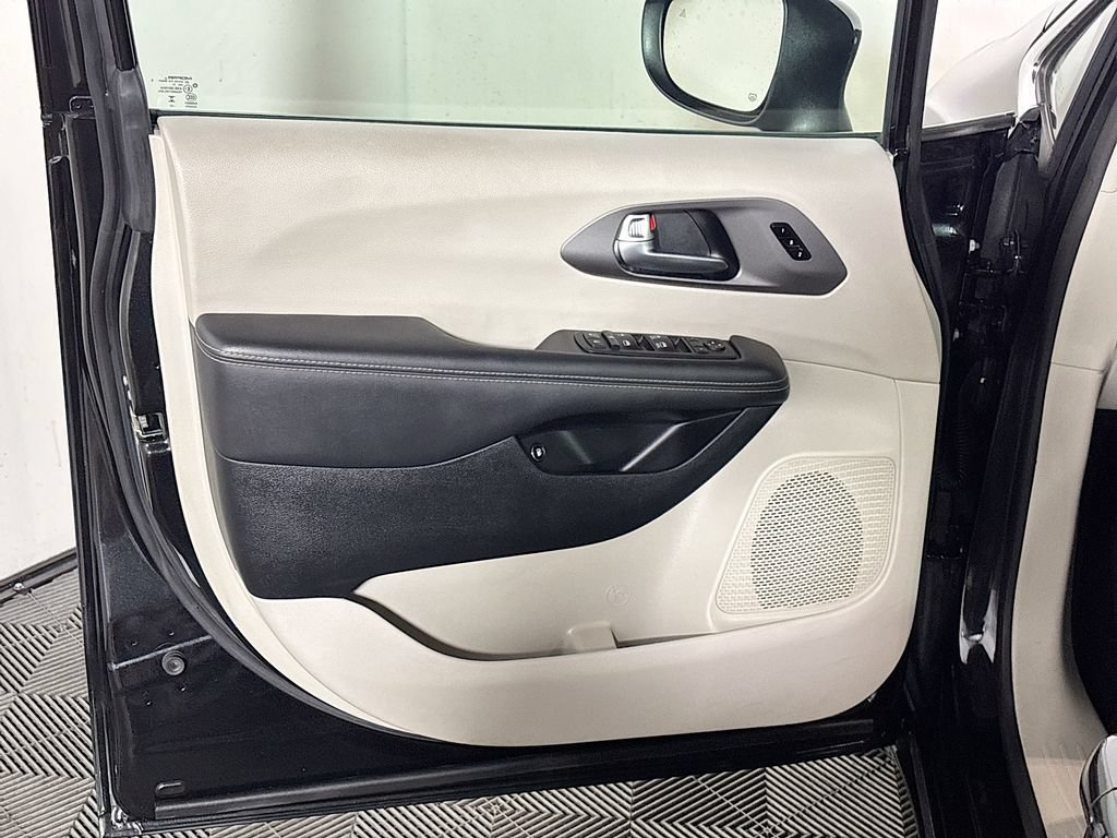 Used 2023 Chrysler Pacifica Touring-L FWD image 10