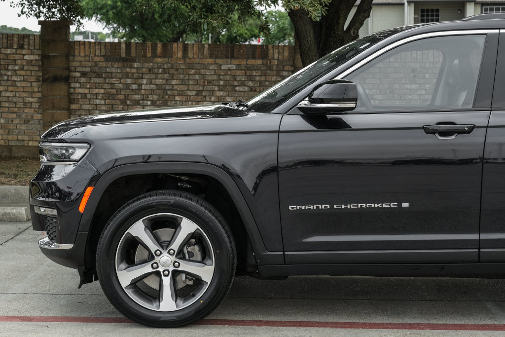 Used 2023 Jeep Grand Cherokee L Limited AWD/4WD image 21