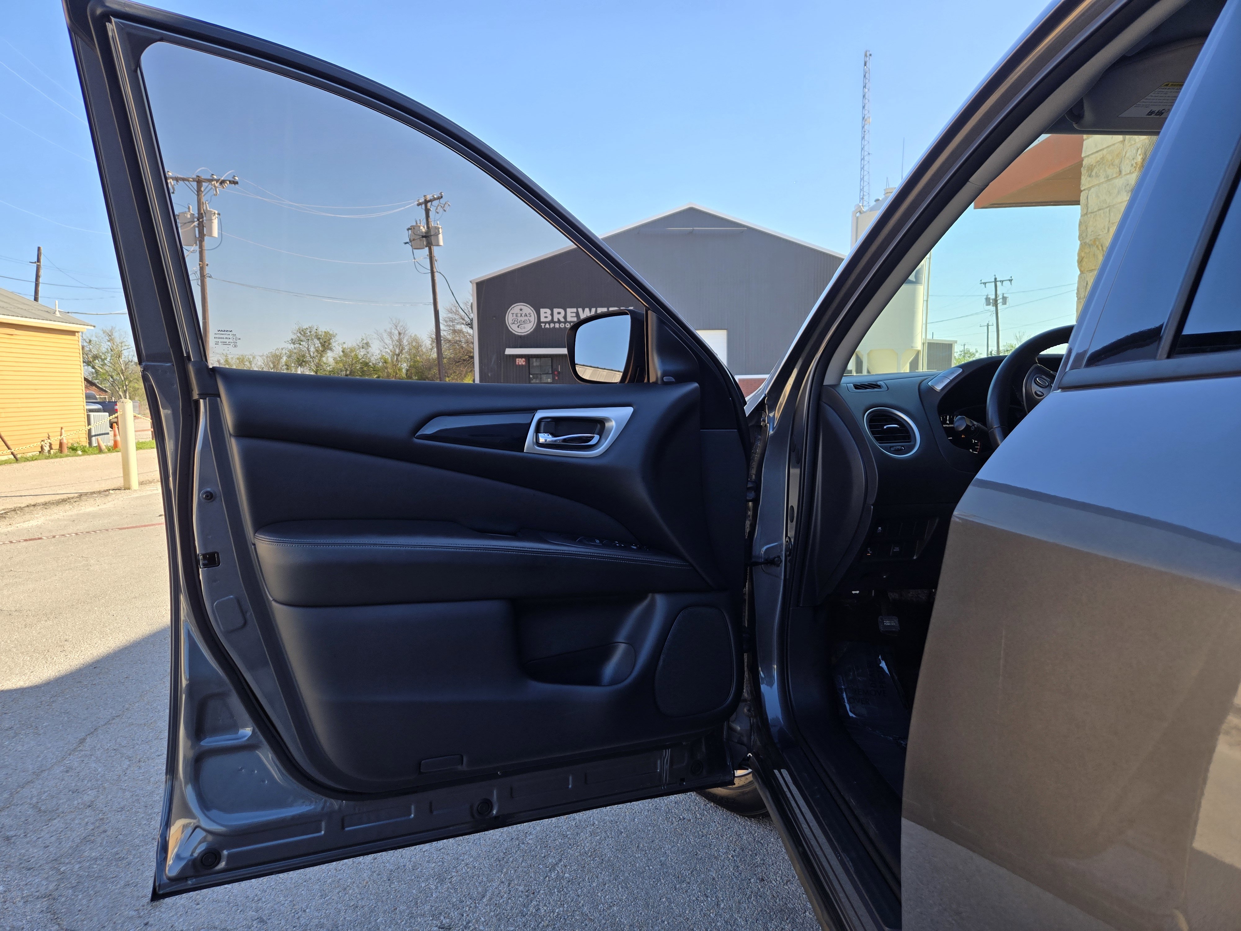 Used 2019 Nissan Pathfinder SV image 4
