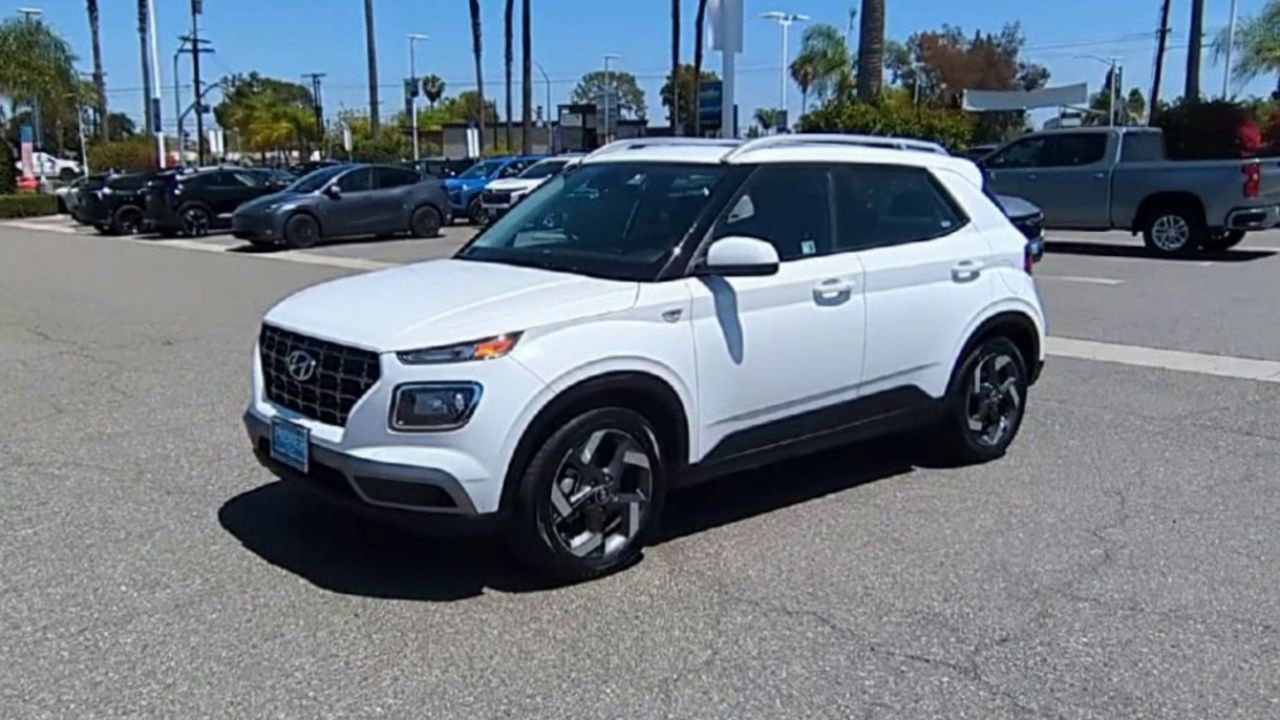 Used 2025 Hyundai Venue SEL FWD image 4