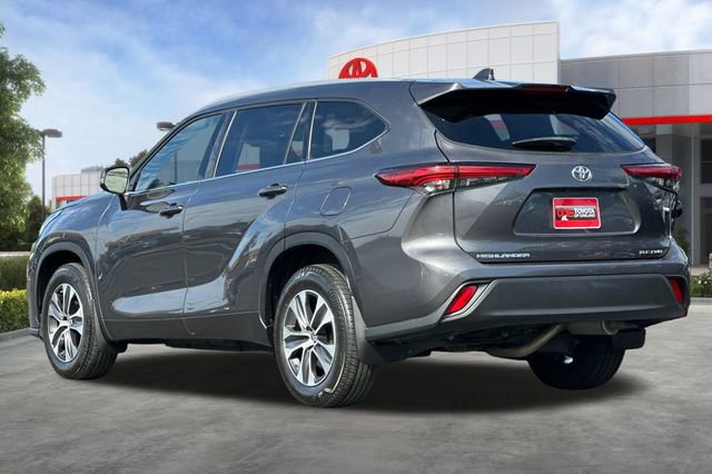 Certified 2022 Toyota Highlander XLE AWD/4WD image 7