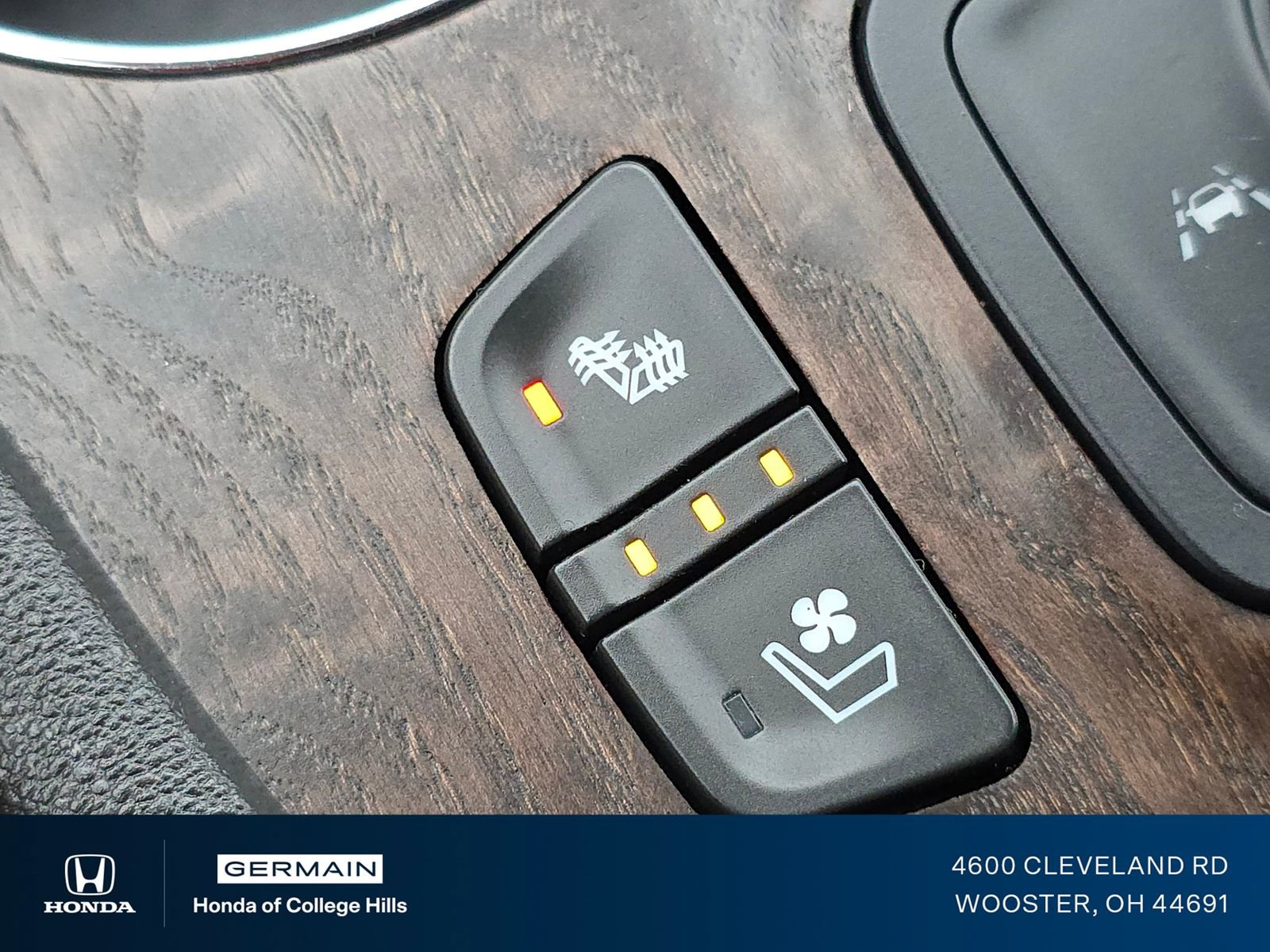 Used 2023 GMC Acadia Denali w/ Denali Technology Package image 32