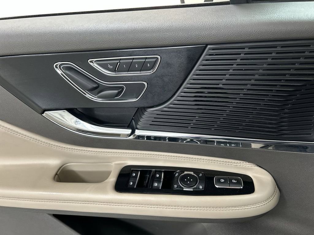 Used 2022 Lincoln Corsair Standard w/ Premium Package image 11