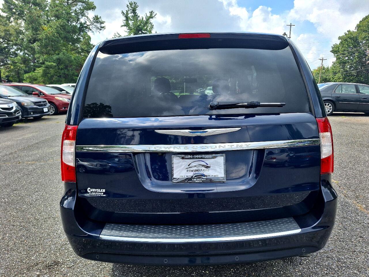 Used 2015 Chrysler Town & Country Touring-L w/ Driver Convenience Group image 7