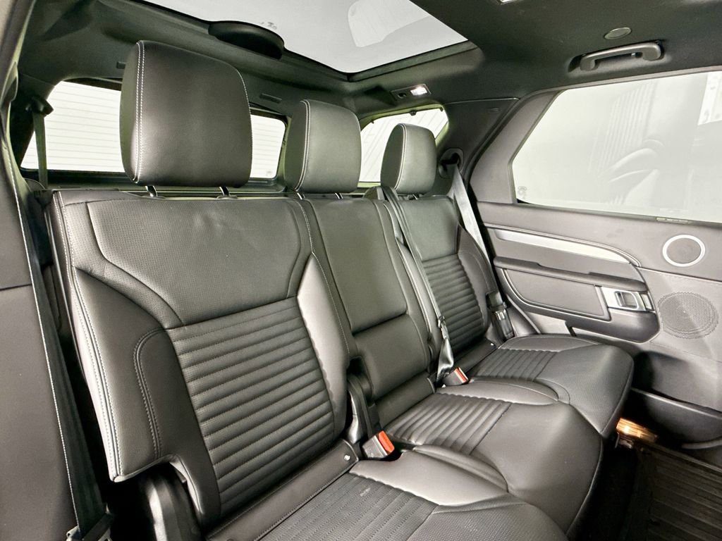 Used 2024 Land Rover Discovery Dynamic SE image 15