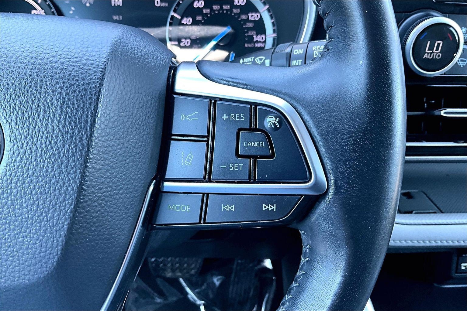 Used 2021 Toyota Highlander XLE AWD/4WD image 18