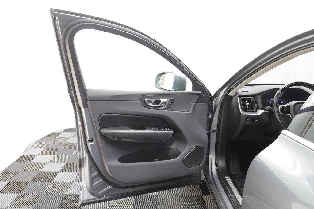 Used 2019 Volvo XC60 T5 Momentum w/ Advanced Package AWD/4WD image 5