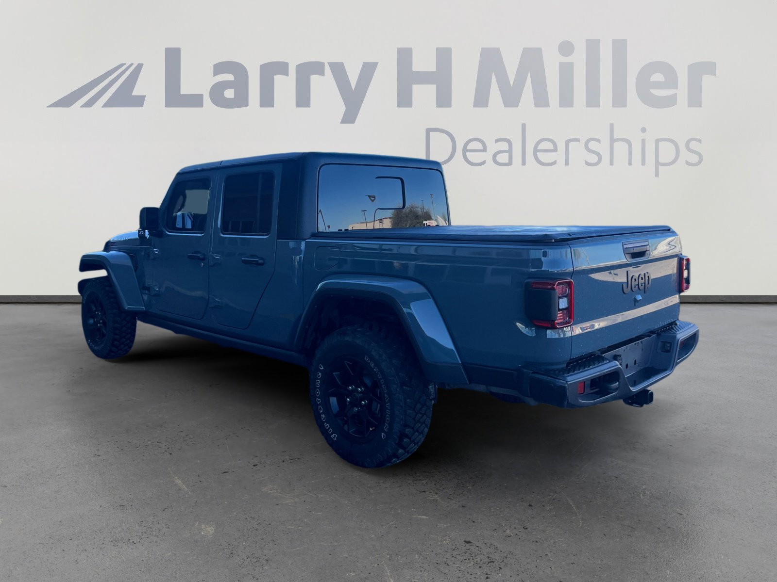 Used 2024 Jeep Gladiator Sport image 3