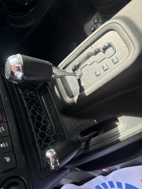 Used 2017 Jeep Wrangler Unlimited Sahara w/ Connectivity Group AWD/4WD image 29