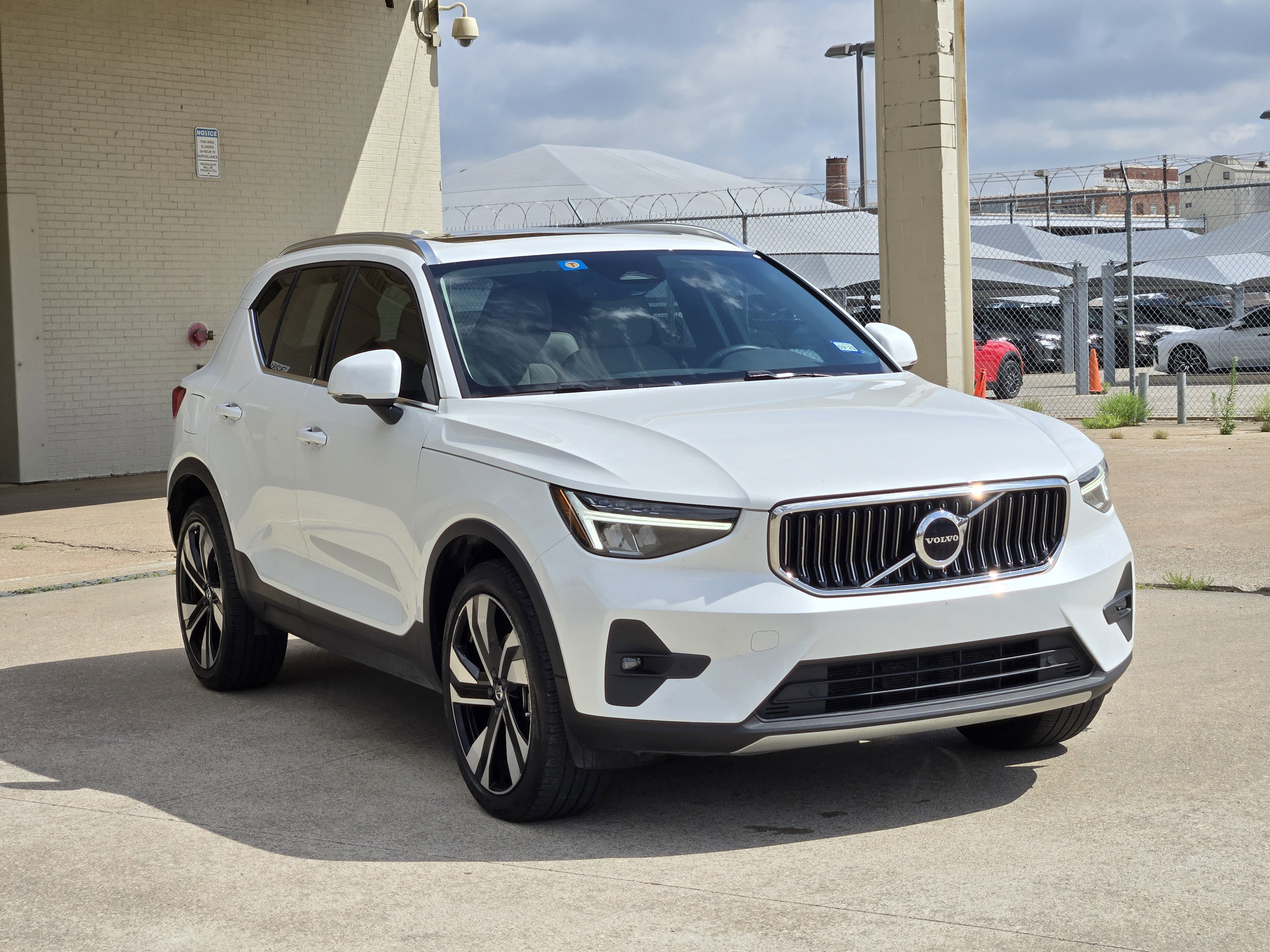 Used 2023 Volvo XC40 B5 Plus w/ Climate Package AWD/4WD image 3