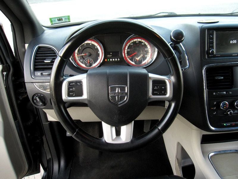 Used 2018 Dodge Grand Caravan SXT FWD image 19
