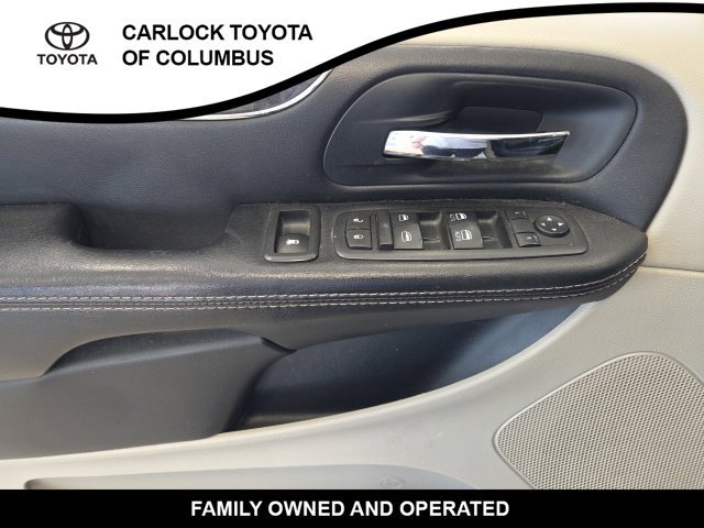 Used 2016 Chrysler Town & Country Touring FWD image 12