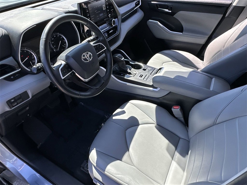 Used 2022 Toyota Highlander XLE image 25