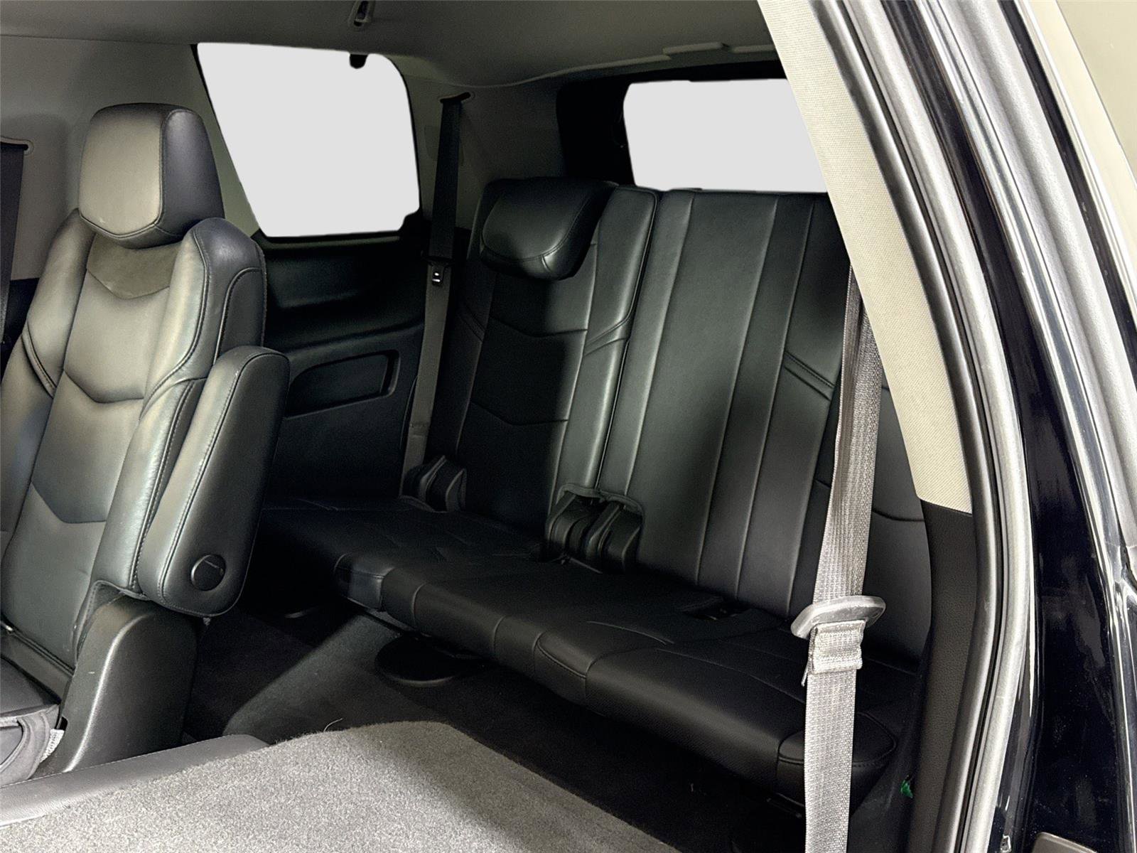 Used 2018 Cadillac Escalade Premium Luxury AWD/4WD image 25