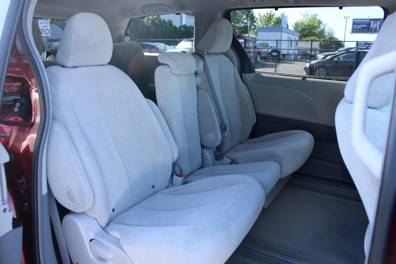 Used 2011 Toyota Sienna LE FWD image 15