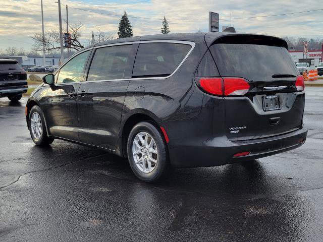 Used 2023 Chrysler Voyager LX image 3