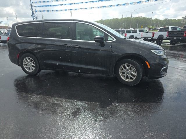 Used 2023 Chrysler Pacifica Touring-L FWD image 4