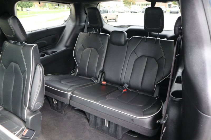 Used 2025 Chrysler Pacifica Limited FWD image 16