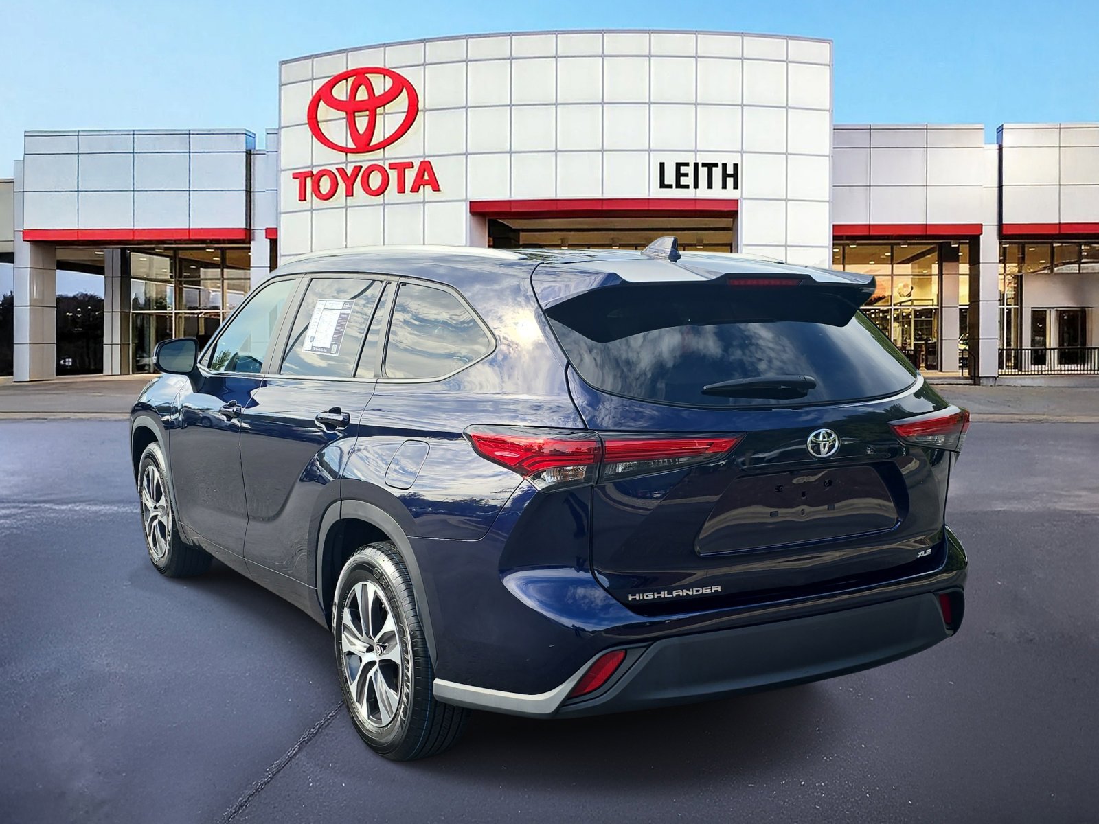 Used 2023 Toyota Highlander XLE image 7