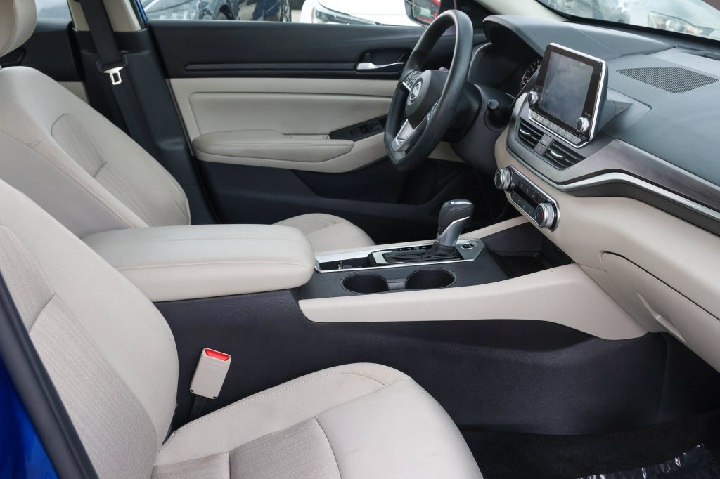 Used 2025 Nissan Altima 2.5 SV FWD image 14