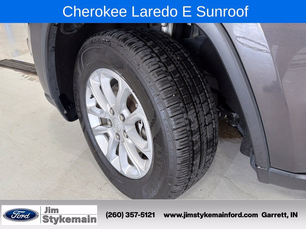 Used 2021 Jeep Grand Cherokee Laredo w/ Security & Convenience Group AWD/4WD image 7