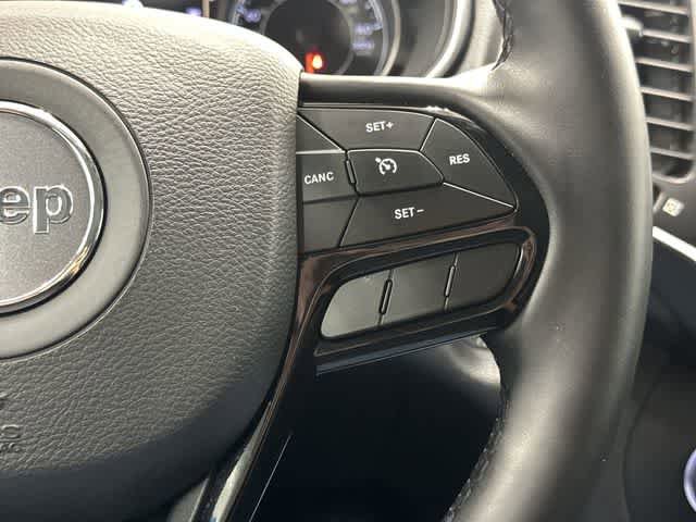 Used 2019 Jeep Cherokee Latitude Plus AWD/4WD image 18