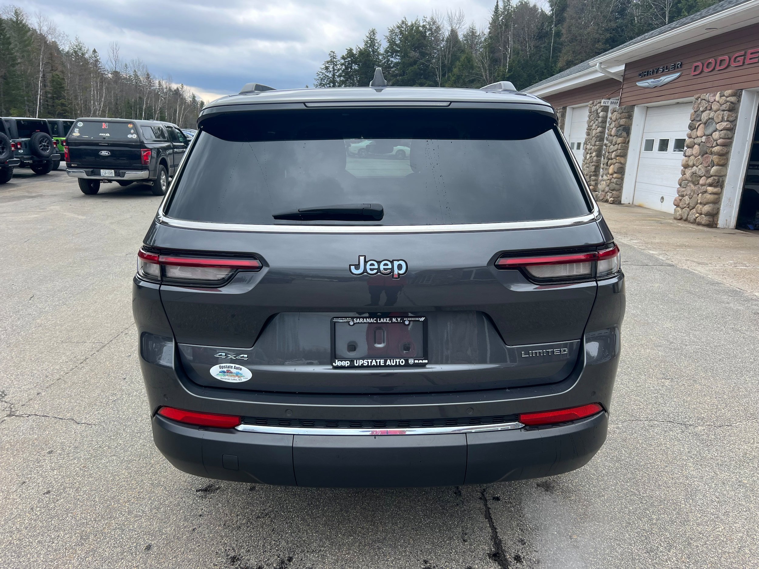 Used 2023 Jeep Grand Cherokee L Limited AWD/4WD image 6