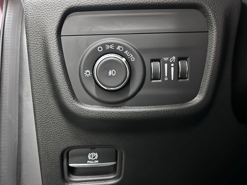 Used 2024 Jeep Grand Cherokee L Limited AWD/4WD image 7