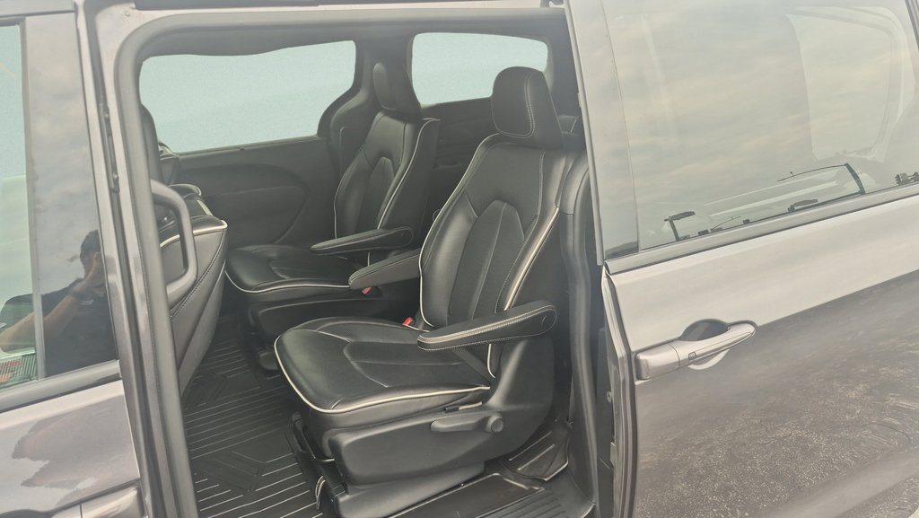 Used 2020 Chrysler Pacifica Limited w/ Advanced Safetytec Group FWD image 26