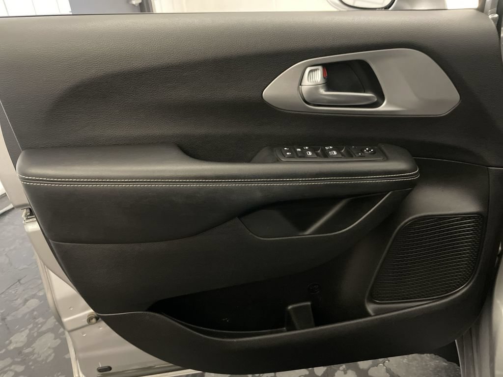 Used 2018 Chrysler Pacifica Touring Plus w/ S Appearance Package FWD image 15