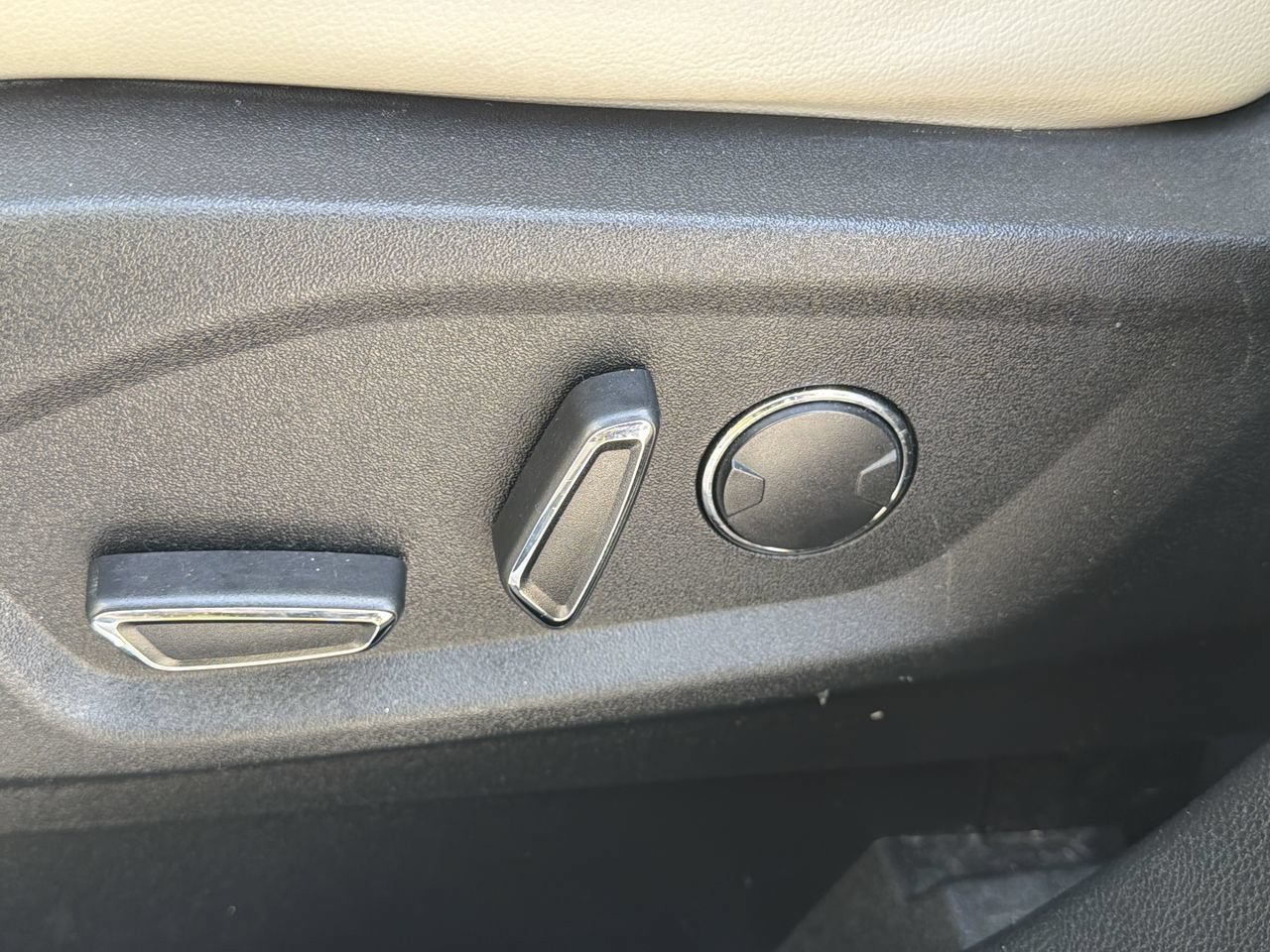 Used 2019 Ford Edge Titanium FWD image 19