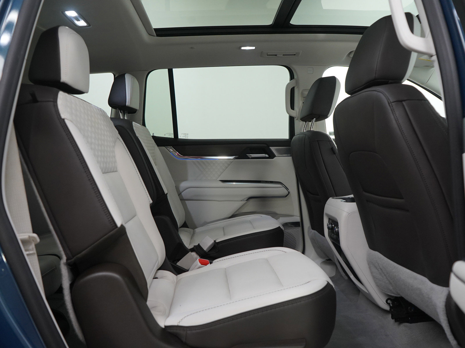 Used 2024 GMC Acadia Denali w/ Super Cruise Package image 13