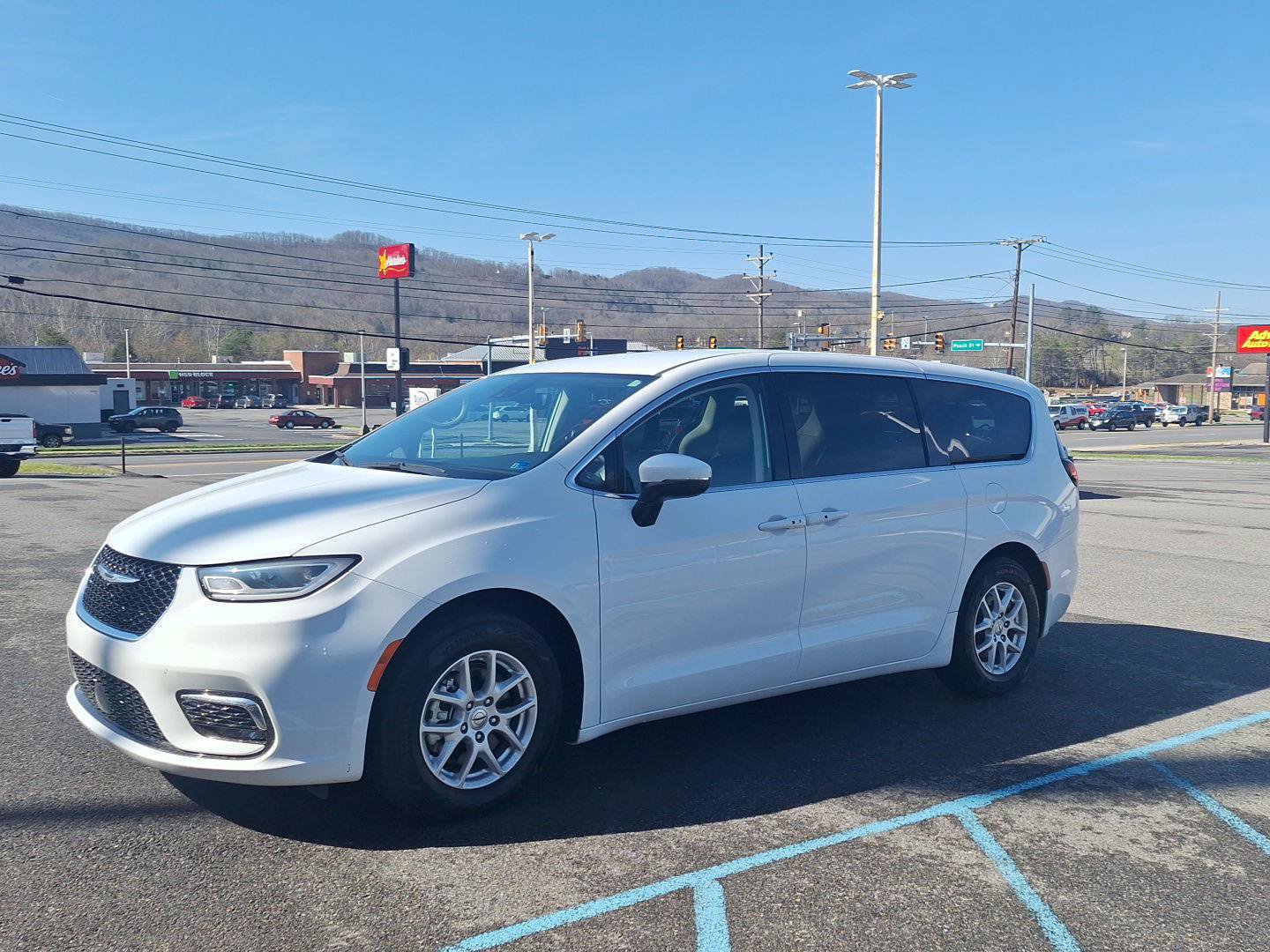 Used 2023 Chrysler Pacifica Touring-L FWD image 7