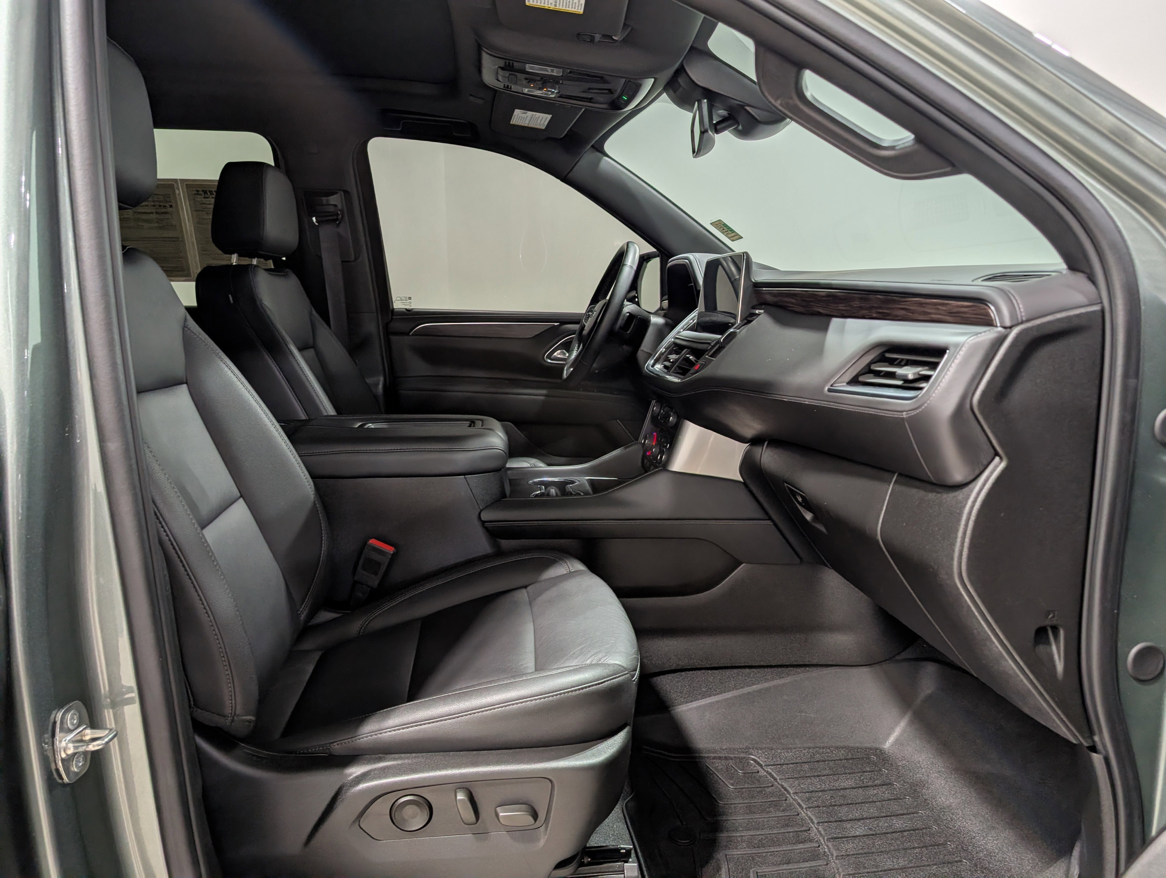 Used 2023 Chevrolet Suburban Z71 w/ Luxury Package image 21