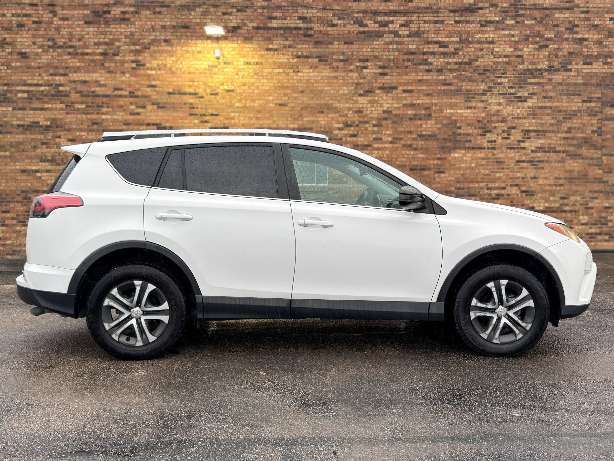Used 2016 Toyota RAV4 LE FWD image 9