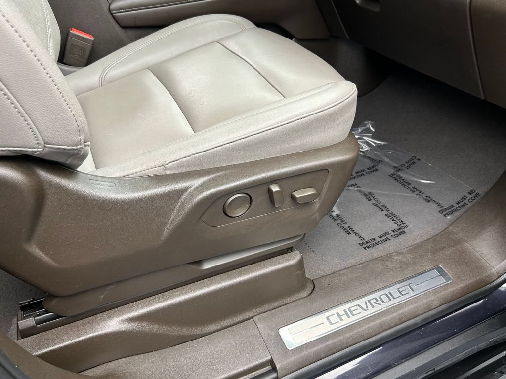 Used 2025 Chevrolet Suburban LT RWD image 13