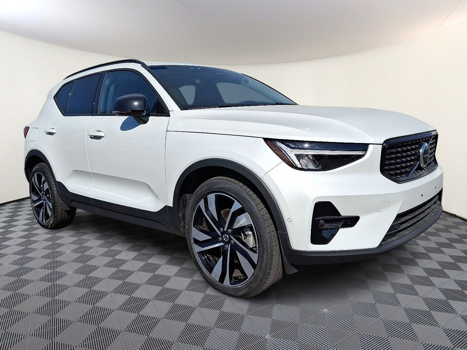 Used 2023 Volvo XC40 B5 Plus w/ Driver Assist Package image 1